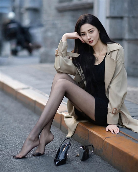 铃木美香：黑丝勾勒美腿，尽展曼妙身姿的魅力图赏12